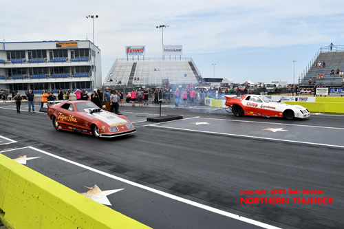 Vic Tiffin - 'Golddigger' (near lane) vs 
Wayne Hofmann - 'China Syndrome' (far lane)